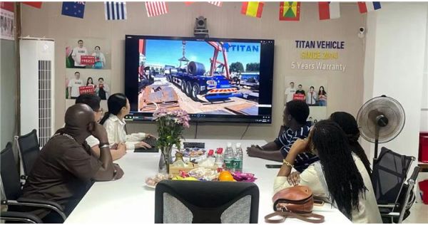 Uganda Transport Company Boss Came To Tongya To Choose Platform Semi Trailer Suitable For Him